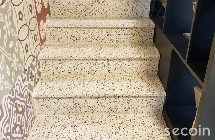 Bậc cầu thang STS-03